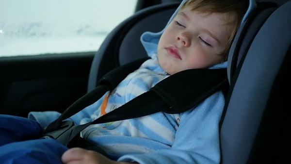 Coba untuk tidur, 1. Lebih sering beristirahat, 2. Pindah duduk ke bangku depan, 3. Stabilkan posisi kepala, 4. Buat sirkulasi udara yang lebih baik, 5. Hentikan aktivitas membaca atau main gadget, 6. Gunakan minyak angin aromatherapy, 7. Matikan musik atau radio di dalam mobil, 8. Coba untuk tidur, 9. Konsumsi minuman hangat, 10. Makan dulu sebelum melanjutkan perjalanan