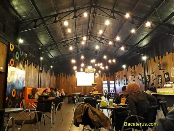 interior belly boom, Apa aja sih menunya?, Lokasinya dimana sih?, Bagaimana Interiornya?, Bedanya dengan tempat makan lain apa aja sih?