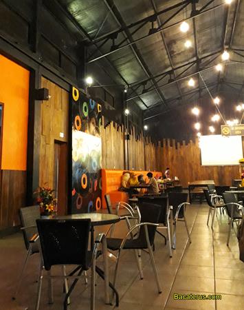 interior, Apa aja sih menunya?, Lokasinya dimana sih?, Bagaimana Interiornya?, Bedanya dengan tempat makan lain apa aja sih?