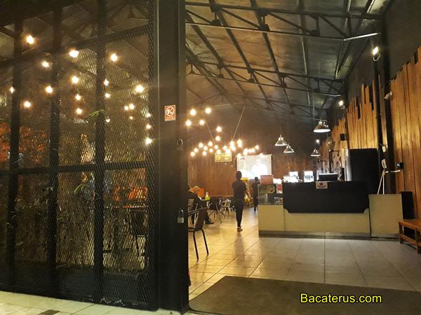 smoking area, Apa aja sih menunya?, Lokasinya dimana sih?, Bagaimana Interiornya?, Bedanya dengan tempat makan lain apa aja sih?