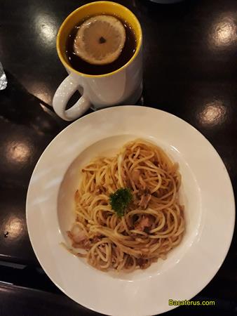 spaghetti, Apa aja sih menunya?, Lokasinya dimana sih?, Bagaimana Interiornya?, Bedanya dengan tempat makan lain apa aja sih?