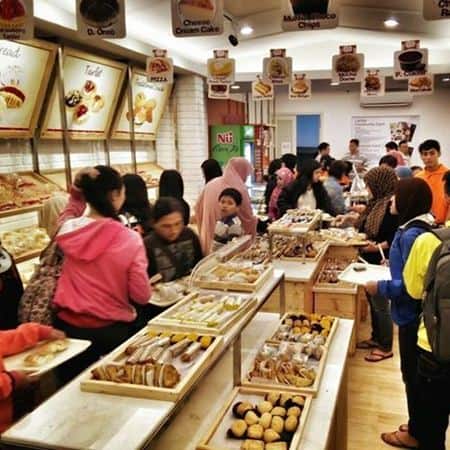 Laritta Bakery, 1. Spikoe Resep Kuno, 2. Suzana Bakery, 3. Roti In Tjwan Bo, 4. Corica Pastries, 5. DNEVEN Surabaya, 6. Fresh One Bakery, 7. Majestyk Bakery Cake Shop, 8. Melly Roti &amp; Kue, 9. Laritta Bakery, 10. Igor’s Pastry