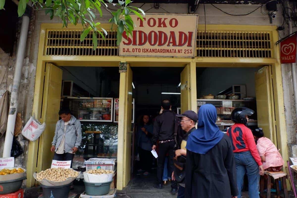 Sidodadi Bread & Cake Store, 1. Rumah Makan Linggarjati, 2. Warung Bu Eha, 3. Sumber Hidangan, 4. Bandoengsche Melk Centrale, 5. Roti Bakar Gempol, 6. Toko You, 7. Tizi Cake Shop & Restaurant, 8. Rasa Bakery & Cafe, 9. Warung Kopi Purnama, 10. Braga Permai, 11. Mie Naripan, 12. Toko Roti Sidodadi