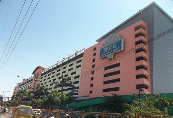 Darmo Trade Center, 1. Pusat Grosir Surabaya (PGS), 2. Darmo Trade Center (DTC), 3. Pasar Atom Mall, 4. Jembatan Merah Plaza, 5. Pasar Genteng Baru, 6. Jalan Semarang, 7. Hi-Tech Mall, 8. ITC Mega Grosir Surabaya, 9. Royal Plaza, 10. Pasar Maling