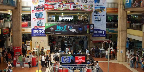 HiTech Mall, 1. Pusat Grosir Surabaya (PGS), 2. Darmo Trade Center (DTC), 3. Pasar Atom Mall, 4. Jembatan Merah Plaza, 5. Pasar Genteng Baru, 6. Jalan Semarang, 7. Hi-Tech Mall, 8. ITC Mega Grosir Surabaya, 9. Royal Plaza, 10. Pasar Maling