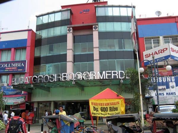 Pusat Grosir Bogor, 1. Plaza Jambu Dua, 2. Botani Square, 3. SKI Tajur, 4. Eka Lokasari Plaza (Lippo Plaza), 5. Bogor Trade Mall, 6. Metropolitan Mall Cileungsi, 7. Cibinong City Mall, 8. Pusat Grosir Bogor, 9. Dewi Sartika Plaza, 10. Sentra Sepatu &amp; Sandal Ciomas dan Ciapus