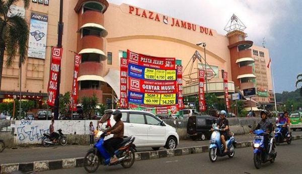 Plaza Jambu Dua Tempat Belanja di Bogor, 1. Plaza Jambu Dua, 2. Botani Square, 3. SKI Tajur, 4. Eka Lokasari Plaza (Lippo Plaza), 5. Bogor Trade Mall, 6. Metropolitan Mall Cileungsi, 7. Cibinong City Mall, 8. Pusat Grosir Bogor, 9. Dewi Sartika Plaza, 10. Sentra Sepatu &amp; Sandal Ciomas dan Ciapus