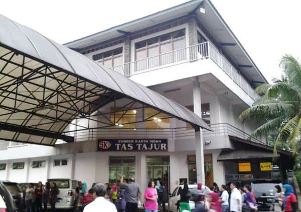 SKI Tajur, 1. Plaza Jambu Dua, 2. Botani Square, 3. SKI Tajur, 4. Eka Lokasari Plaza (Lippo Plaza), 5. Bogor Trade Mall, 6. Metropolitan Mall Cileungsi, 7. Cibinong City Mall, 8. Pusat Grosir Bogor, 9. Dewi Sartika Plaza, 10. Sentra Sepatu &amp; Sandal Ciomas dan Ciapus