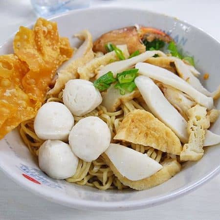 Bakmi Kepiting, 1. Chai Kwe / Choi Pan, 2. Bakmi Kepiting, 3. Pengkang, 4. Jorong-jorong, 5. Sotong Pangkong, 6. Lek Tau Suan, 7. Bubur Ikan, 8. Burung Punai, 9. Sagu Gunting, 10. Es Krim Petrus