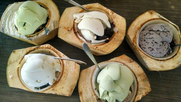 Es Krim Petrus, 1. Chai Kwe / Choi Pan, 2. Bakmi Kepiting, 3. Pengkang, 4. Jorong-jorong, 5. Sotong Pangkong, 6. Lek Tau Suan, 7. Bubur Ikan, 8. Burung Punai, 9. Sagu Gunting, 10. Es Krim Petrus