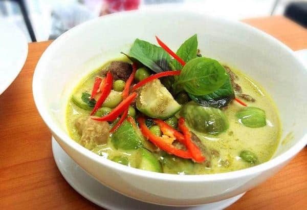 Gaeng Keow Wan Kai, 1. Tom Yam, 2. Guay Teow Rhua, 3. Khao Pad, 4. Jim Jum, 5. Sai Oua, 6. Gai Yang, 7. Kanom Jeen, 8. Kaeng Phet, 9. Som Tum, 10. Kao Na Phet, 11. Yam Nua, 12. Gaeng Keow Wan Kai, 13. Kai Med Ma Muang, 14. Kao Moo Dang, 15. Massaman Curry