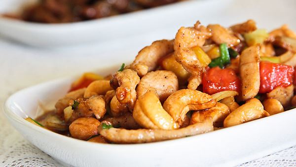 Kai Med Ma Muang, 1. Tom Yam, 2. Guay Teow Rhua, 3. Khao Pad, 4. Jim Jum, 5. Sai Oua, 6. Gai Yang, 7. Kanom Jeen, 8. Kaeng Phet, 9. Som Tum, 10. Kao Na Phet, 11. Yam Nua, 12. Gaeng Keow Wan Kai, 13. Kai Med Ma Muang, 14. Kao Moo Dang, 15. Massaman Curry