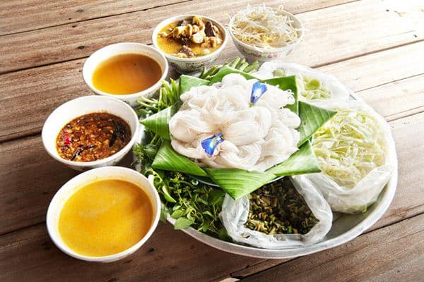 Kanom Jeen, 1. Tom Yam, 2. Guay Teow Rhua, 3. Khao Pad, 4. Jim Jum, 5. Sai Oua, 6. Gai Yang, 7. Kanom Jeen, 8. Kaeng Phet, 9. Som Tum, 10. Kao Na Phet, 11. Yam Nua, 12. Gaeng Keow Wan Kai, 13. Kai Med Ma Muang, 14. Kao Moo Dang, 15. Massaman Curry