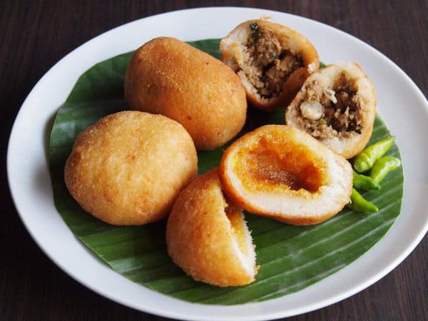 Combro dan misro, 1. Nasi Tutug Oncom, 2. Empal Gentong, 3. Surabi, 4. Manisan Pala, 5. Mochi, 6. Lotek, 7. Karedok, 8. Peuyeum, 9. Mie Koclok, 10. Combro dan Misro, 11. Sate Maranggi, 12. Laksa Bogor, 13. Galendo, 14. Tahu Sumedang, 15. Nasi Jamblang, 16. Sate Aci, 17. Pedesan Entog, 18. Kupat Tahu Singaparna, 19. Tauco, 20. Dodol Garut, 21. Jalakotek, 22. Dodol Belimbing, 23. Burayot, 24. Kue Gonjing, 25. Wajit Cililin