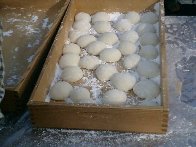 mochi, 1. Nasi Tutug Oncom, 2. Empal Gentong, 3. Surabi, 4. Manisan Pala, 5. Mochi, 6. Lotek, 7. Karedok, 8. Peuyeum, 9. Mie Koclok, 10. Combro dan Misro, 11. Sate Maranggi, 12. Laksa Bogor, 13. Galendo, 14. Tahu Sumedang, 15. Nasi Jamblang, 16. Sate Aci, 17. Pedesan Entog, 18. Kupat Tahu Singaparna, 19. Tauco, 20. Dodol Garut, 21. Jalakotek, 22. Dodol Belimbing, 23. Burayot, 24. Kue Gonjing, 25. Wajit Cililin