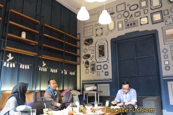 suasana eduplex, Konsep Café yang Berbeda, Fasilitas Eduplex, Multiple Options of Working Space, Namanya juga café, ya harus ada makanan dan minuman, Di mana sih tempatnya?