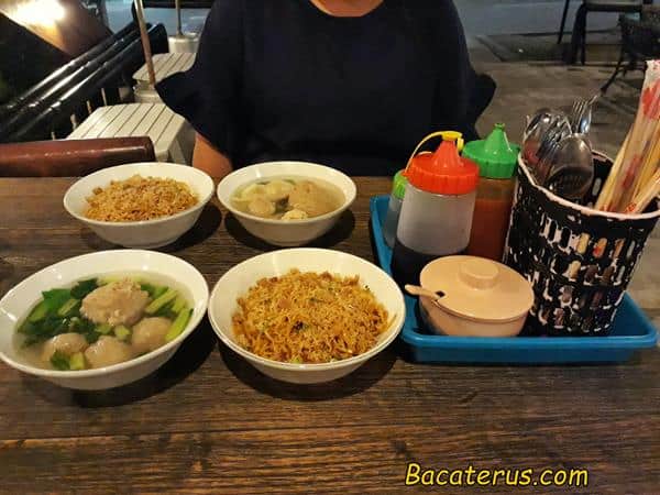 bakmi ceker seulawah, Kenapa Diberi Nama Seulawah?, Suasana Seulawah Coffee, Menu Seulawah Coffee, Lokasi Seulawah Coffee