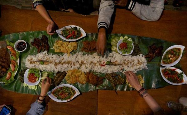 Rumah Makan Manjabal, 1. Nasi Bancakan, 2. RM Alas Daun, 3. Dapoer Pandan Wangi, 4. Raja Rasa, 5. Sindang Reret, 6. Paviliun Sunda, 7. RM Ampera, 8. Rumah Makan Boemi Mitoha, 9. Sambara Authentic Food, 10. De'Tuik Resto & Resort, 11. Rumah Makan Manjabal, 12. Saung Lesehan Mang Ipik, 13. Rumah Makan Khas Sunda Cibiuk, 14. Saung Pengkolan, 15. Punclut