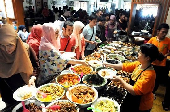 Nasi Bancakan, 1. Nasi Bancakan, 2. RM Alas Daun, 3. Dapoer Pandan Wangi, 4. Raja Rasa, 5. Sindang Reret, 6. Paviliun Sunda, 7. RM Ampera, 8. Rumah Makan Boemi Mitoha, 9. Sambara Authentic Food, 10. De'Tuik Resto & Resort, 11. Rumah Makan Manjabal, 12. Saung Lesehan Mang Ipik, 13. Rumah Makan Khas Sunda Cibiuk, 14. Saung Pengkolan, 15. Punclut