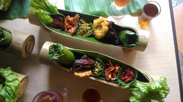 RM Alas Daun , 1. Nasi Bancakan, 2. RM Alas Daun, 3. Dapoer Pandan Wangi, 4. Raja Rasa, 5. Sindang Reret, 6. Paviliun Sunda, 7. RM Ampera, 8. Rumah Makan Boemi Mitoha, 9. Sambara Authentic Food, 10. De'Tuik Resto & Resort, 11. Rumah Makan Manjabal, 12. Saung Lesehan Mang Ipik, 13. Rumah Makan Khas Sunda Cibiuk, 14. Saung Pengkolan, 15. Punclut