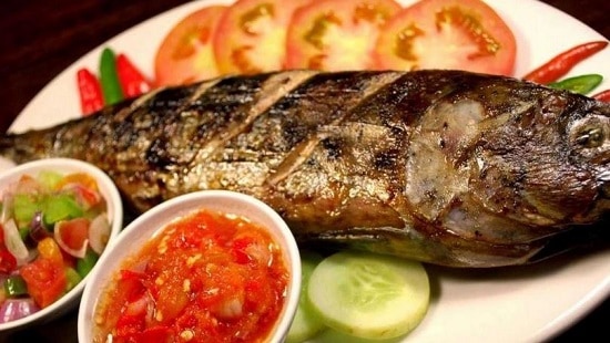 Ikan Bakar Manokwari, 1. Papeda, 2. Ikan Bungkus, 3. Udang Selingkuh, 4. Sate Ulat Sagu, 5. Kue Lontar, 6. Ikan Bakar Manokwari, 7. Aunu Senebre, 8. Martabak Sagu, 9. Kue Bagea, 10. Sagu lempeng
