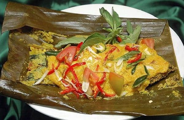 Ikan Bungkus, 1. Papeda, 2. Ikan Bungkus, 3. Udang Selingkuh, 4. Sate Ulat Sagu, 5. Kue Lontar, 6. Ikan Bakar Manokwari, 7. Aunu Senebre, 8. Martabak Sagu, 9. Kue Bagea, 10. Sagu lempeng