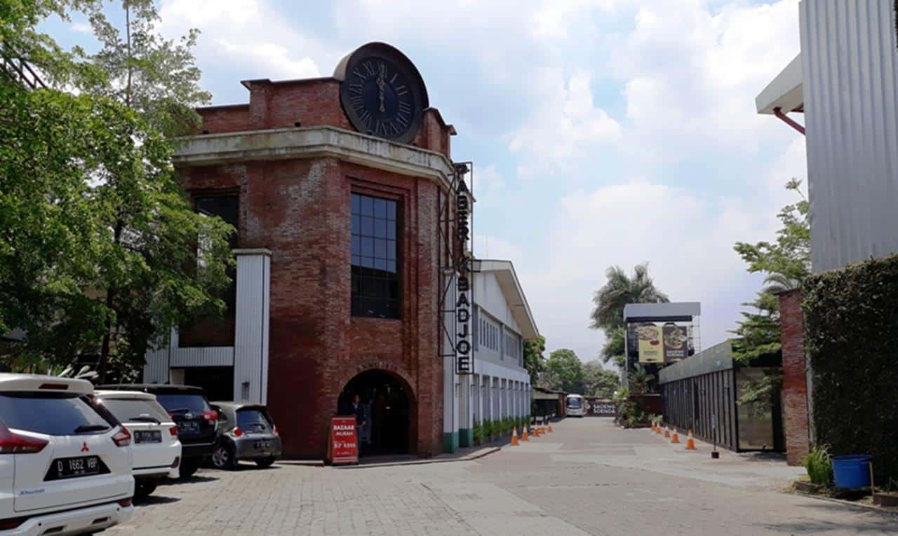 Paberik Badjoe Factory Outlet, 1. Pasar Andir Trade Center, 2. Pasar Baru Trade Center, 3. Balubur Town Square, 4. Pasar (Cimol) Gedebage, 5. ITC Kebon Kelapa, 6. Jalan Cihampelas, 7. Gang Tamim, 8. Pasar Kaget Gasibu, 9. Pasar Jumat Pusdai, 10. Paberik Badjoe Factory Outlet, 11. Factory Outlet