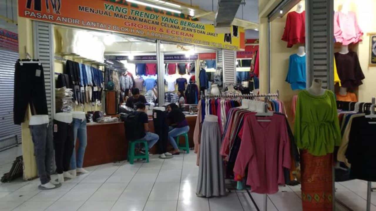 Pasar Andir Trade Center, 1. Pasar Andir Trade Center, 2. Pasar Baru Trade Center, 3. Balubur Town Square, 4. Pasar (Cimol) Gedebage, 5. ITC Kebon Kelapa, 6. Jalan Cihampelas, 7. Gang Tamim, 8. Pasar Kaget Gasibu, 9. Pasar Jumat Pusdai, 10. Paberik Badjoe Factory Outlet, 11. Factory Outlet
