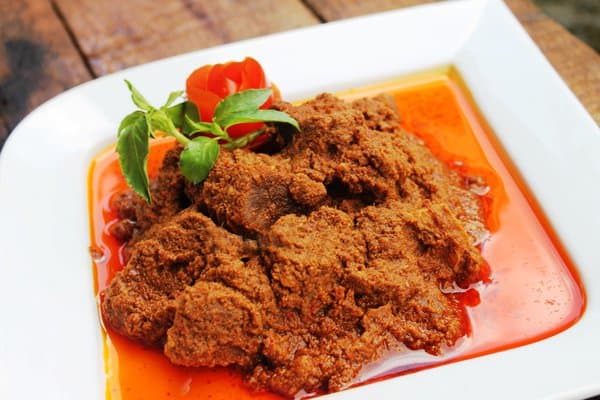Rendang daging, 1. Keripik balado, 2. Rendang daging, 3. Kerupuk jangek, 4. Roti Randang, 5. Songket, 6. Galamai, 7. Saluang, 8. Dendeng balado, 9. Arai pinang, 10. Bolu Batik