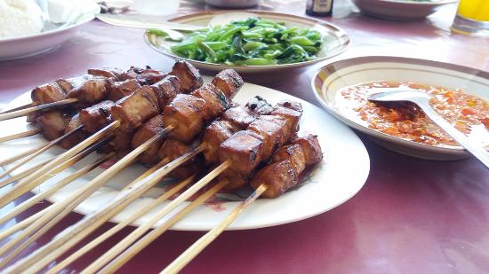 Sate Tuna, 1. Binte Biluhuta, 2. Ayam Iloni, 3. Tili Aya, 4. Ilabulo, 5. Kue Sabongi, 6. Es Brenebon, 7. Bilenthango, 8. Sayur Putungo, 9. Perkedel Nike, 10. Sate Tuna