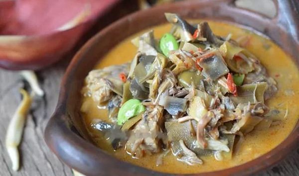 Sayur Putungo, 1. Binte Biluhuta, 2. Ayam Iloni, 3. Tili Aya, 4. Ilabulo, 5. Kue Sabongi, 6. Es Brenebon, 7. Bilenthango, 8. Sayur Putungo, 9. Perkedel Nike, 10. Sate Tuna