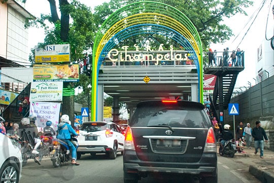 Jalan Cihampelas, 1. Pasar Andir Trade Center, 2. Pasar Baru Trade Center, 3. Balubur Town Square, 4. Pasar (Cimol) Gedebage, 5. ITC Kebon Kelapa, 6. Jalan Cihampelas, 7. Gang Tamim, 8. Pasar Kaget Gasibu, 9. Pasar Jumat Pusdai, 10. Paberik Badjoe Factory Outlet, 11. Factory Outlet