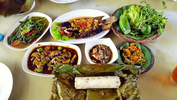 Rumah Makan Khas Sunda Cibiuk , 1. Nasi Bancakan, 2. RM Alas Daun, 3. Dapoer Pandan Wangi, 4. Raja Rasa, 5. Sindang Reret, 6. Paviliun Sunda, 7. RM Ampera, 8. Rumah Makan Boemi Mitoha, 9. Sambara Authentic Food, 10. De'Tuik Resto & Resort, 11. Rumah Makan Manjabal, 12. Saung Lesehan Mang Ipik, 13. Rumah Makan Khas Sunda Cibiuk, 14. Saung Pengkolan, 15. Punclut