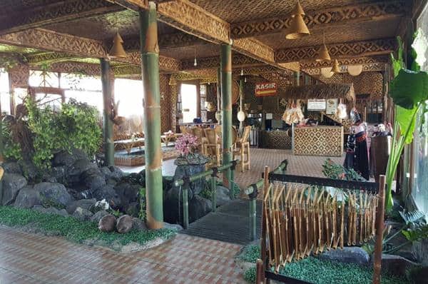 Saung Pengkolan tempat makan lesehan di Bandung, 1. Nasi Bancakan, 2. RM Alas Daun, 3. Dapoer Pandan Wangi, 4. Raja Rasa, 5. Sindang Reret, 6. Paviliun Sunda, 7. RM Ampera, 8. Rumah Makan Boemi Mitoha, 9. Sambara Authentic Food, 10. De'Tuik Resto & Resort, 11. Rumah Makan Manjabal, 12. Saung Lesehan Mang Ipik, 13. Rumah Makan Khas Sunda Cibiuk, 14. Saung Pengkolan, 15. Punclut