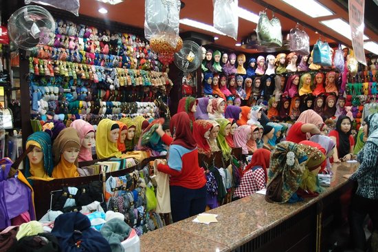 Pasar Baru Trade Center, 1. Pasar Andir Trade Center, 2. Pasar Baru Trade Center, 3. Balubur Town Square, 4. Pasar (Cimol) Gedebage, 5. ITC Kebon Kelapa, 6. Jalan Cihampelas, 7. Gang Tamim, 8. Pasar Kaget Gasibu, 9. Pasar Jumat Pusdai, 10. Paberik Badjoe Factory Outlet, 11. Factory Outlet