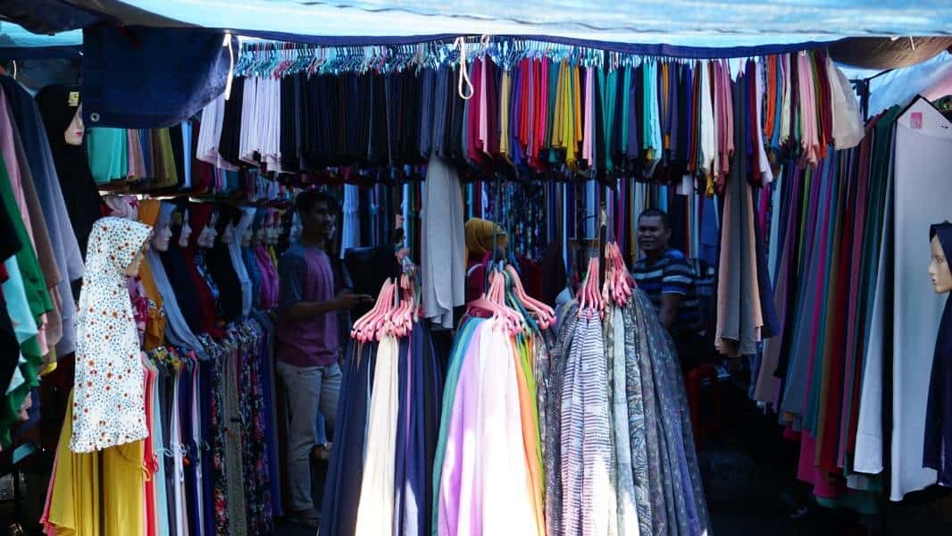 1. Pasar Andir Trade Center, 2. Pasar Baru Trade Center, 3. Balubur Town Square, 4. Pasar (Cimol) Gedebage, 5. ITC Kebon Kelapa, 6. Jalan Cihampelas, 7. Gang Tamim, 8. Pasar Kaget Gasibu, 9. Pasar Jumat Pusdai, 10. Paberik Badjoe Factory Outlet, 11. Factory Outlet