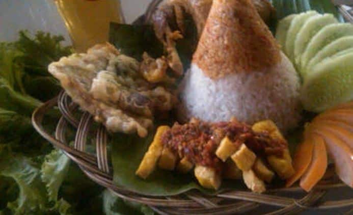 saung mang ipik, 1. Nasi Bancakan, 2. RM Alas Daun, 3. Dapoer Pandan Wangi, 4. Raja Rasa, 5. Sindang Reret, 6. Paviliun Sunda, 7. RM Ampera, 8. Rumah Makan Boemi Mitoha, 9. Sambara Authentic Food, 10. De'Tuik Resto & Resort, 11. Rumah Makan Manjabal, 12. Saung Lesehan Mang Ipik, 13. Rumah Makan Khas Sunda Cibiuk, 14. Saung Pengkolan, 15. Punclut