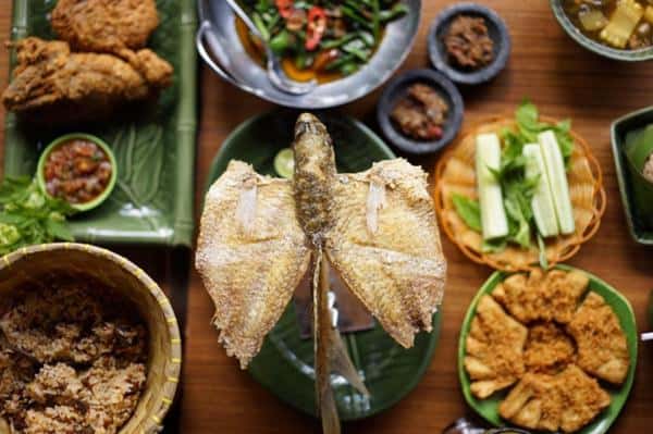 tempat makan keluarga Raja Sunda, 1. Kampung Daun, 2. RM Alas Daun, 3. Nara Park, 4. Atmosphere Resort Cafe, 5. Dapoer Pandan Wangi, 6. Braga Permai, 7. Raja Rasa, 8. Miss Bee Providore, 9. Raja Sunda, 10. Hummingbird Eatery, 11. Dakken Restaurant, 12. Paviliun Sunda, 13. Rumah Makan Boemi Mitoha, 14. Ponyo, 15. Rumah Makan Khas Sunda Cibiuk, 16. De'Tuik Resto &amp; Resort, 17. Roemah Nenek Resto and Cafe