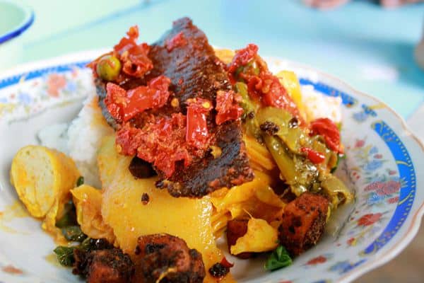 Nasi Kapau, 1. Ayam Pop, 2. Nasi Kapau, 3. Gajeboh, 4. Kalio Baluik, 5. Palai Rinuak, 6. Lamang Tapai, 7. Lompong Sagu, 8. Sala Lauak, 9. Gulai Itiak, 10. Bubur Kampiun