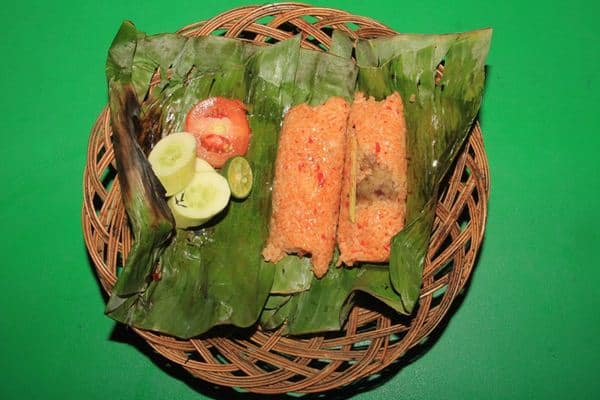 Nasi Sumsum, 1. Rabeg Banten, 2. Nasi Sumsum, 3. Sate Bandeng, 4. Pecak Bandeng, 5. Kue Pasung Merah, 6. Sate Bebek Cibeber, 7. Balok Manes, 8. Angeun Lada, 9. Laksa Tangerang, 10. Kue Cucur