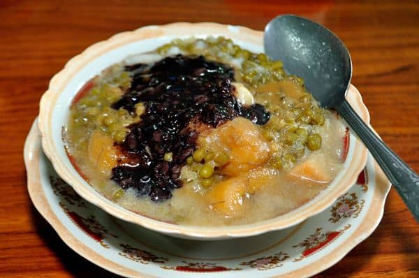 Bubur Kampiun, 1. Ayam Pop, 2. Nasi Kapau, 3. Gajeboh, 4. Kalio Baluik, 5. Palai Rinuak, 6. Lamang Tapai, 7. Lompong Sagu, 8. Sala Lauak, 9. Gulai Itiak, 10. Bubur Kampiun