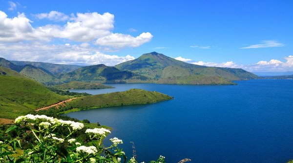 Danau Pianiai, 1. Raja Ampat, 2. Danau Sentani, 3. Taman Nasional Teluk Cendrawasih, 4. Pantai Bosnik, 5. Air Terjun Wafsarak, 6. Lembah Baliem, 7. Desa Sauwandarek, 8. Teluk Youtefa, 9. Danau Pianiai, 10. Taman Nasional Lorentz