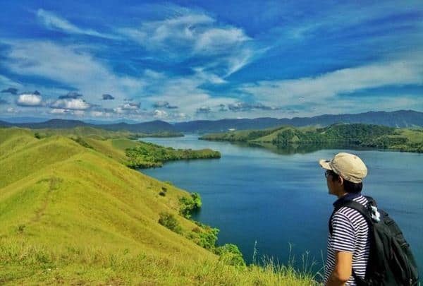 Danau Sentani, 1. Raja Ampat, 2. Danau Sentani, 3. Taman Nasional Teluk Cendrawasih, 4. Pantai Bosnik, 5. Air Terjun Wafsarak, 6. Lembah Baliem, 7. Desa Sauwandarek, 8. Teluk Youtefa, 9. Danau Pianiai, 10. Taman Nasional Lorentz