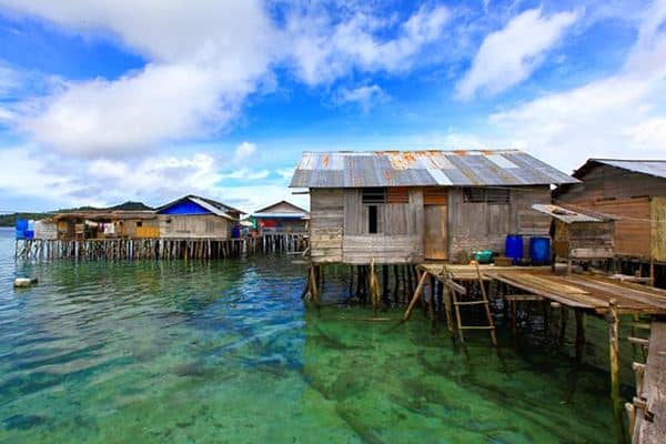 Desa Sauwandarek, 1. Raja Ampat, 2. Danau Sentani, 3. Taman Nasional Teluk Cendrawasih, 4. Pantai Bosnik, 5. Air Terjun Wafsarak, 6. Lembah Baliem, 7. Desa Sauwandarek, 8. Teluk Youtefa, 9. Danau Pianiai, 10. Taman Nasional Lorentz