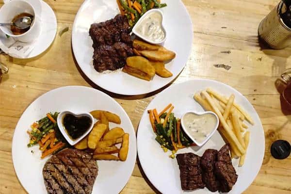 Double U Steak, 1. Koma Junkyard, 2. Tsamara Resto, 3. JW 54, 4. Double U Steak, 5. Sky Resto & Lounge, 6. Kopi Tjan, 7. Warna-Warni Resto & Cafe, 8. Fish Streat, 9. Bebek Kaleyo, 10. Bandar Djakarta