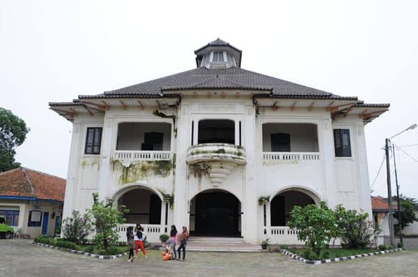 Gedung Juang 45, 1. Pantai Muara Beting, 2. Danau Cibeureum, 3. Curug Parigi, 4. Piramida Summarecon Bekasi, 5. Pantai Muara Gembong, 6. Hutan Kota Bekasi, 7. Taman Kemang Pratama, 8. Wisata Rumah Pohon, 9. Gedung Juang 45, 10. Kelenteng Hok Lay Kiong