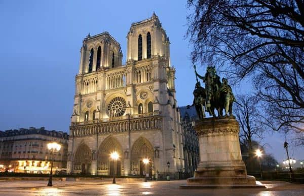 Katedral Notre Dame, 1. Menara Eiffel, 2. Museum Louvre, 3. Arc de Triomphe, 4. Pont des Arts, 5. Sungai Seine, 6. Sacré Cœur, 7. Le Marais, 8. Jardin du Luxembourg, 9. Katedral Notre Dame, 10. Place De La Concorde