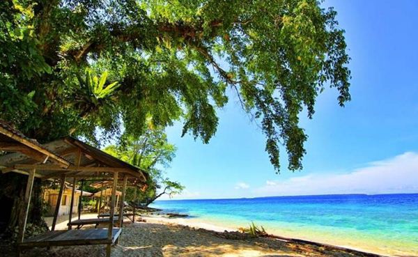 Pantai Bosnik, 1. Raja Ampat, 2. Danau Sentani, 3. Taman Nasional Teluk Cendrawasih, 4. Pantai Bosnik, 5. Air Terjun Wafsarak, 6. Lembah Baliem, 7. Desa Sauwandarek, 8. Teluk Youtefa, 9. Danau Pianiai, 10. Taman Nasional Lorentz