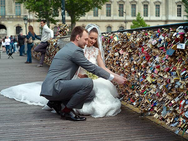 Pont des Arts, 1. Menara Eiffel, 2. Museum Louvre, 3. Arc de Triomphe, 4. Pont des Arts, 5. Sungai Seine, 6. Sacré Cœur, 7. Le Marais, 8. Jardin du Luxembourg, 9. Katedral Notre Dame, 10. Place De La Concorde