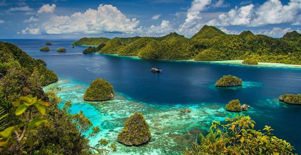 Raja Ampat Tempat Wisata di Papua, 1. Raja Ampat, 2. Danau Sentani, 3. Taman Nasional Teluk Cendrawasih, 4. Pantai Bosnik, 5. Air Terjun Wafsarak, 6. Lembah Baliem, 7. Desa Sauwandarek, 8. Teluk Youtefa, 9. Danau Pianiai, 10. Taman Nasional Lorentz